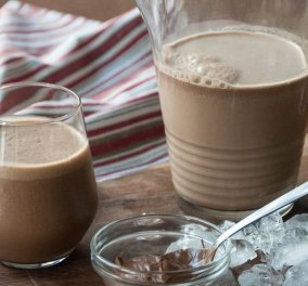 Ο Άκης Πετρετζίκης δημιουργεί ένα απίστευτο ρόφημα: Smoothie με πραλίνα σοκολάτας, καφέ και μπανάνα