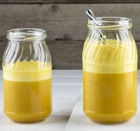 Ο μοναδικός Άκης Πετρετζίκης μας προτείνει την πιο δροσιστική απόλαυση για σήμερα: Απίθανο smoothie ανανά με κουρκουμά 