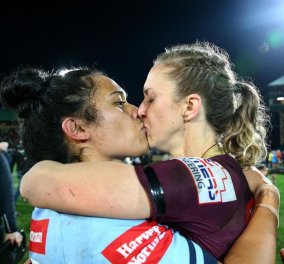 Με το καυτό φιλί τους οι δυο αθλήτριες και αντίπαλες στο γήπεδο ξεσήκωσαν θύελλα διαμαρτυριών (Φωτό) - Κυρίως Φωτογραφία - Gallery - Video