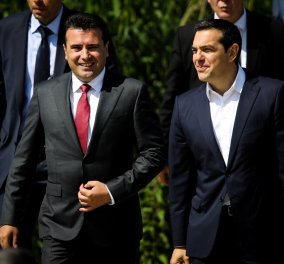 H υπογραφή της ιστορικής συμφωνίας Ελλάδας - ΠΓΔΜ στις Πρέσπες μέσα από τον φωτογραφικό φακό - Ο Ζάεφ έδωσε τη γραβάτα του στον Τσίπρα (ΦΩΤΟ & VIDEO)