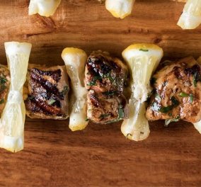 Ετοιμάζεστε για Κυριακάτικο BBQ; Δοκιμάστε τα διαφορετικά σουβλάκια του Άκη Πετρετζίκη με μαριναρισμένο σολομό & λεμόνι - Κυρίως Φωτογραφία - Gallery - Video