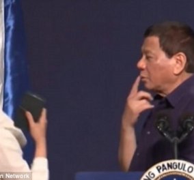 O Πρόεδρος  των Φιλιππίνων φιλάει στο στόμα μια παντρεμένη γυναίκα σε δημόσια ομιλία του και δεν ανοίγει μύτη (VIDEO) - Κυρίως Φωτογραφία - Gallery - Video