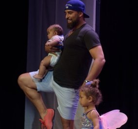 Ο πατέρας που έγινε viral & έκλεψε την παράσταση: Χόρεψε μπαλέτο μαζί με την κόρη του για να την ηρεμήσει (ΒΙΝΤΕΟ) - Κυρίως Φωτογραφία - Gallery - Video
