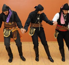 Πόντιοι χορευτές σχημάτισαν με τα σώματά τους την Μακεδονία- Δείτε το βίντεο