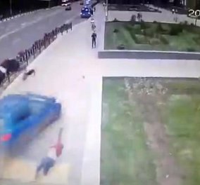 Η στιγμή που αυτοκίνητο πέφτει σε 3 μαθητές, τους πετά στον αέρα - Είχαν όμως καλό άγγελο κι έζησαν (VIDEO) - Κυρίως Φωτογραφία - Gallery - Video