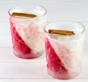 Ο Άκης Πετρετζίκης δημιουργεί ένα απίθανο κοκτέιλ με γιαούρτι, βατόμουρα, φράουλες & μύρτιλα που θα σας ξετρελάνει!