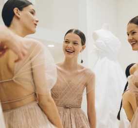 Καρέ- καρέ πως οι μοδίστρες & oi μόδιστροι του Dior ράβουν μια πανδύσκολη couture τουαλέτα πλισέ (φωτο) - Κυρίως Φωτογραφία - Gallery - Video