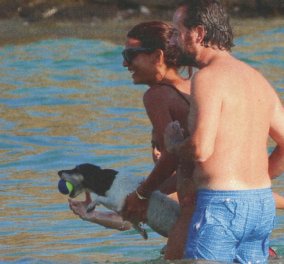 Σωτηροπούλου - Μαραβέγιας: Ερωτευμένοι στις παραλίες της Τήνου με το σκυλάκι τους (φωτο)