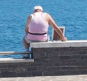 Τέτοιοι άντρες τέτοιές αγάπες σπάνιο : 72χρονος κοιτάζει τη θάλασσα κάθε πρωί μαζί με την νεκρή γυναίκα του σε φωτογραφία