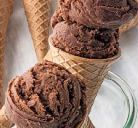 Η εκπληκτική Αργυρώ Μπαρμπαρίγου προτείνει το πιο δροσιστικό επιδόρπιο: Vegan παγωτό κακάο χωρίς ζάχαρη!  