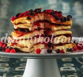 Pancakes με σιρόπι κόκκινων φρούτων για ένα μοναδικό επιδόρπιο από την Ντίνα Νικολάου
