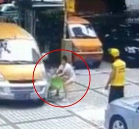 Αυτή η μάνα μάλωσε για ηλίθιο λόγο με τον άνδρα της κι έσπρωξε το παιδί της πάνω σε αυτοκίνητο εν κινήσει - Κυρίως Φωτογραφία - Gallery - Video