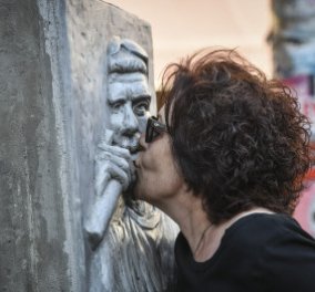 Στο μνημείο του Παύλου Φύσσα η μητέρα του – Το φίλησε και άναψε καντήλι - Κυρίως Φωτογραφία - Gallery - Video
