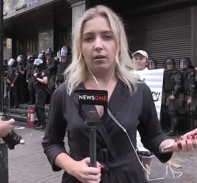 Live λιντσάρισμα για 20χρονη δημοσιογράφο στην Ουκρανία: Της πέταξαν αυγά και την άρχισαν στις σφαλιάρες (Βίντεο) - Κυρίως Φωτογραφία - Gallery - Video