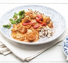 Η Αργυρώ Μπαρμπαρίγου προτείνει: Κοτόπουλο με πιπεριές, γιαούρτι και ρύζι