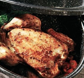 Η Αργυρώ Μπαρμπαρίγου προτείνει: Τραγανό κοτόπουλο φούρνου με λεμονάτη σάλτσα