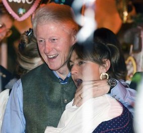 Με τη Χίλαρι πήγε στη γιορτή της μπίρας ο Μπιλ Κλίντον, άλλη κυρία αγκάλιασε σφιχτά και με χαρά (Φωτό)