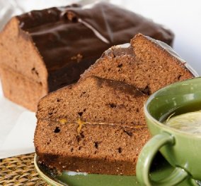 Θα το λατρέψετε για τρεις λόγους: Κέικ σοκολάτας με πραλίνα και γλάσο από τον Στέλιο Παρλιάρο