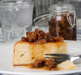 Ο Στέλιος Παρλιάρος προτείνει: Αφράτο και μοναδικό κέικ ανθότυρου με γλυκό κουταλιού σταφίδα - Κυρίως Φωτογραφία - Gallery - Video