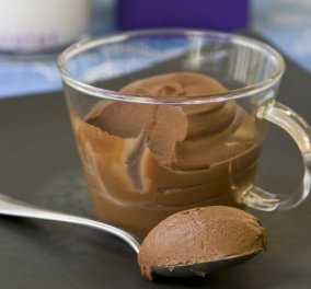 Μόνο με τρία υλικά: Λαχταριστή κι υγιεινή μους σοκολάτας από τον Στέλιο Παρλιάρο - Κυρίως Φωτογραφία - Gallery - Video
