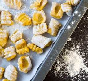 Η Αργυρώ Μπαρμπαρίγου σας φέρνει αρώματα Ιταλίας στο τραπέζι σας: Χειροποίητα  Νιόκι πατάτας