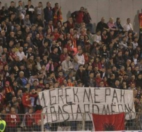 Άναψαν τα αίματα - Προσβλητικό πανό από Αλβανούς: «Ένας Έλληνας νεκρός, ένας μπάσταρδος λιγότερος»