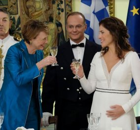 Δείπνο στο Προεδρικό Μέγαρο: Βαθύ ντεκολτέ και σκίσιμο στο φουστάνι της Μπέτυς Μπαζιάνα - Μπλε ρουαγιάλ για τη Γερμανίδα σύζυγο του Προέδρου (Φωτό) - Κυρίως Φωτογραφία - Gallery - Video