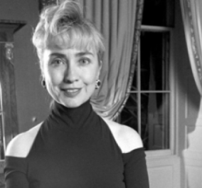 Vintage story: Όταν η Χίλαρι Κλίντον έβαλε έξωμο μαύρο φουστάνι το 1993, έγινε χαμός - Κυρίως Φωτογραφία - Gallery - Video