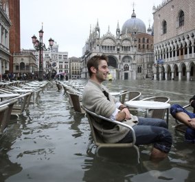 Βενετία: Τα πάντα γύρω τους είναι πλημμυρισμένα αλλά δεν σταματούν να τρώνε πίτσα (Βίντεο)