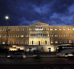 Πρωτοφανής καταδίωξη μεθυσμένου οδηγού στην Αθήνα - Εισέβαλε με το αυτοκίνητό του στη Βουλή! (Βίντεο)