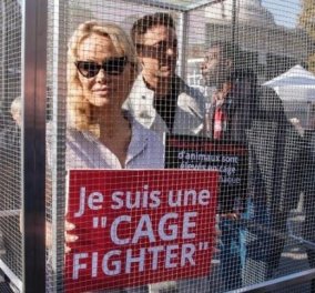 Μια μάχιμη φιλόζωος η Πάμελα Άντερσον: Κλείστηκε σε κλουβί για να καταγγείλει τον βασανισμό των ζώων