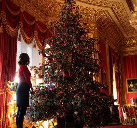 Μόλις αποκαλύφθηκαν οι Χριστουγεννιάτικοι στολισμοί που έκανε η Βασίλισσα Ελισάβετ στο Κάστρο του Ουίνδσορ (φωτό) - Κυρίως Φωτογραφία - Gallery - Video