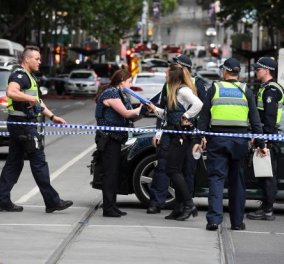 Βίντεο-σοκ από την επίθεση με μαχαίρι εναντίον αστυνομικών στη Μελβούρνη - Ένας νεκρός (Φωτό & Βίντεο) - Κυρίως Φωτογραφία - Gallery - Video