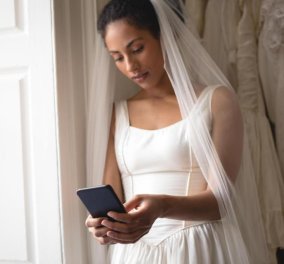 Η νύφη ξεφτίλισε τον γαμπρό την ώρα του γάμου: Άρχισε να διαβάζει τα μηνύματα προς την ερωμένη του μπροστά σε όλους τους καλεσμένους! (Φωτό) - Κυρίως Φωτογραφία - Gallery - Video