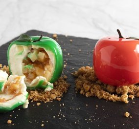 O εκπληκτικός Άκης Πετρετζίκης μας δείχνει πως να φτιάξουμε γλυκό σε σχήμα μήλου - Βίντεο  