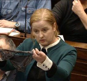 Ιρλανδία: Βουλευτής ανέβηκε στο βήμα με στρινγκ - Υπερασπίζεται τις γυναίκες που έπεσαν θύματα βιασμού (Φωτό & Βίντεο)