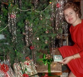43 Vintage κλικς: Ώριμες νοικοκυρές της δεκαετίας του 60' ποζάρουν δίπλα στο Χριστουγεννιάτικο δένδρο τους   