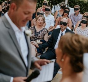 Καλεσμένοι σε γάμο φόρεσαν μάσκες για συμπαράσταση στη νύφη – Βίωσαν την εμπειρία του να είσαι τυφλός - Κυρίως Φωτογραφία - Gallery - Video