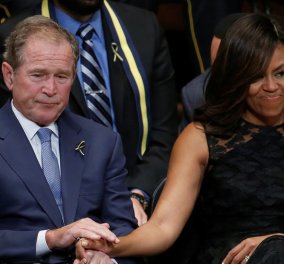 Η στιγμή που ο Τζορζτ Μπους γλιστράει πάλι μια καραμέλα στο χέρι της Μισέλ Ομπάμα – Πότε το ξανάκανε; - Κυρίως Φωτογραφία - Gallery - Video