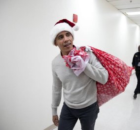 Ο Μπάρακ Ομπάμα ντύθηκε Άι Βασίλης και μοίρασε δώρα στο νοσοκομείο παίδων (Φωτό & Βίντεο) - Κυρίως Φωτογραφία - Gallery - Video
