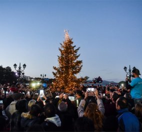 Με δάκρυα αλλά και χαρά οι πυρόπληκτοι στο Μάτι άναψαν τα φώτα στο χριστουγεννιάτικο δέντρο (Φωτό) - Κυρίως Φωτογραφία - Gallery - Video