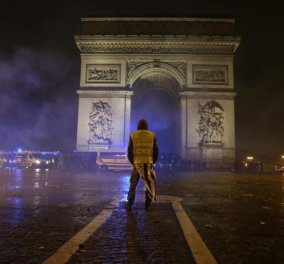 Συνταρακτικές εικόνες από τον Δεκέμβριο 2018 με τα κίτρινα γιλέκα στο Παρίσι - Ο Μακρόν ενώπιος με το χάος -100 τραυματίες δεκάδες συλλήψεις (φωτό- βίντεο)