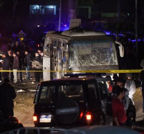 Τρόμος στο Κάιρο: Έκρηξη βόμβας σε τουριστικό λεωφορείο - Τέσσερις νεκροί -12 τραυματίες (φωτό-βίντεο)
