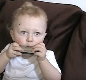 Μωρό θαύμα: Μόλις 20 μηνών & παίζει φυσαρμόνικα σαν βιρτουόζος (βίντεο)
