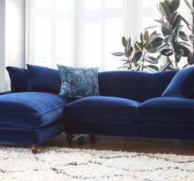 26 συναρπαστικοί βελούδινοι καναπέδες δημιουργούν Glamour ατμόσφαιρα στο σαλόνι σας