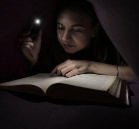 Διαβάστε αυτή την είδηση! Στην Αγριά μια μαθήτρια διάβαζε στο πεζοδρόμιο - Το ρεύμα στο σπίτι της ήταν κομμένο  - Κυρίως Φωτογραφία - Gallery - Video