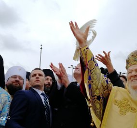 Χιλιάδες πιστοί  έδωσαν το "παρών" στον αγιασμό των υδάτων από τον Οικουμενικό Πατριάρχη στο Φανάρι (φώτο)