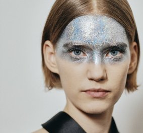 Έγινε πανικός στο Παρίσι με το μακιγιάζ γκλίτερ σε όλο το πρόσωπο που παρουσίασε ο Givenchy στην haute couture κολεξιόν του -Φώτο  - Κυρίως Φωτογραφία - Gallery - Video