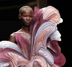  Τα πιο συναρπαστικά ρούχα που έχετε δει παρουσίασε χθες η Iris van Herpen στο Παρίσι! Γλυπτά υψηλής ραπτικής 