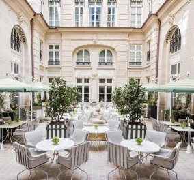 Εδώ στο Hotel de Crillon μένουν οι διασημότητες στο Παρίσι: Xλιδάτες σουίτες με υπογραφή Λάγκερφελντ & ατμόσφαιρα εποχής (φωτό)